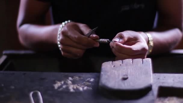 Ювелір виробляє срібні ланцюги рук ювеліра — стокове відео