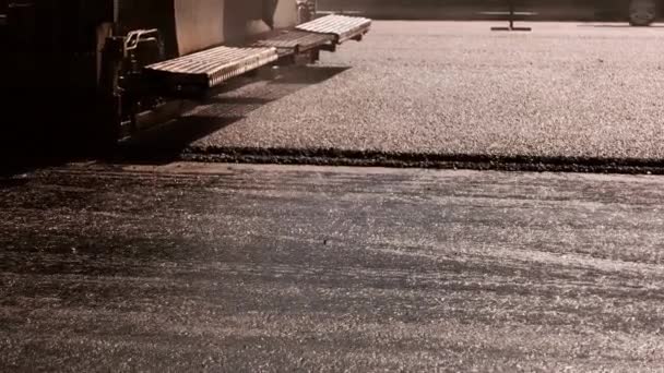 Máquina que hace la capa de la textura del asfalto del camino — Vídeos de Stock
