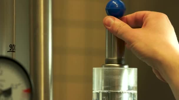 Працівник технічного обслуговування вивчає тиск на пивоварному заводі — стокове відео