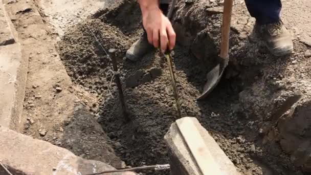 Чоловіча рука зі стрічковою мірною лопатою — стокове відео