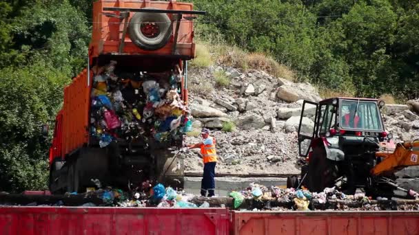 Máquina descarrega lixo em uma lixeira da cidade de aterro — Vídeo de Stock