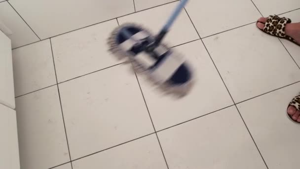 Fregona barrer azulejo sucio piso blanco producto de limpieza comercial — Vídeos de Stock