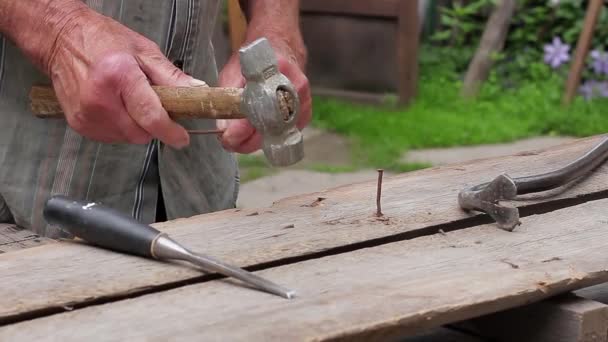 Vieil homme martelant des ongles vieilles mains pour marteler des ongles — Video