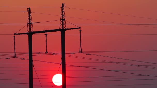 Elektrárna při západu slunce elektrické dráty na pozadí — Stock video