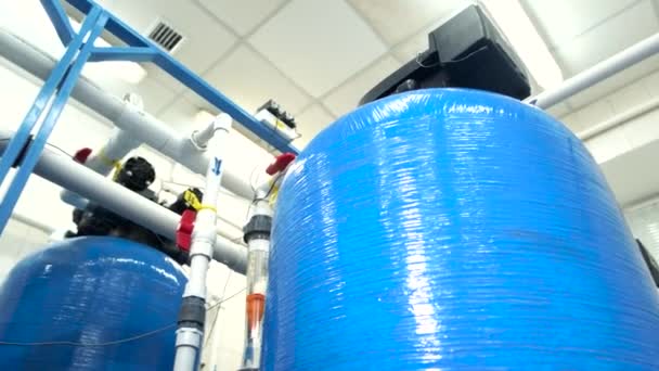 Фільтри для води на заводі цистерни і труби відновлене обладнання — стокове відео