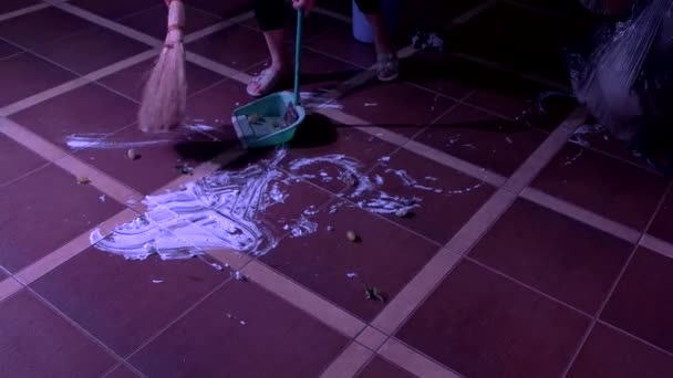 Mujer barrer el suelo restos de comida limpiar después de los invitados — Vídeos de Stock