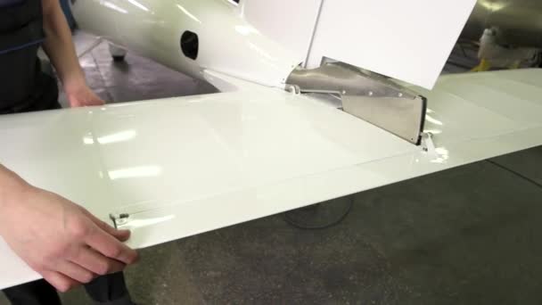 Munkás és farok repülőgép fehér fényes fém repülőgép karbantartási ellenőrzés — Stock videók