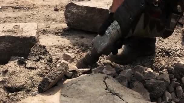 Trabajador con martillo neumático taladro suciedad y rocas — Vídeos de Stock