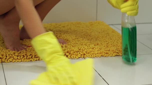 Mulher lava uma telha na empresa de limpeza do banheiro limpar a casa — Vídeo de Stock