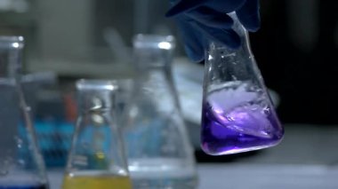 Şişede sıvı mor sıvıyla el ele tutuşma şişesi.