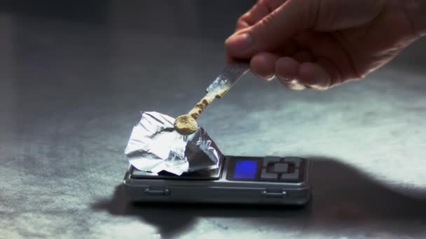 Drug dealer weighing a drug on a digital scale — Stock Video