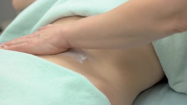 Mano de mujer vientre masaje estomacal de chica sana masaje — Vídeo de stock