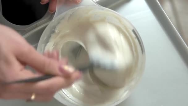 Mani mescolando tintura per capelli ciotola luce tintura per capelli miscela — Video Stock