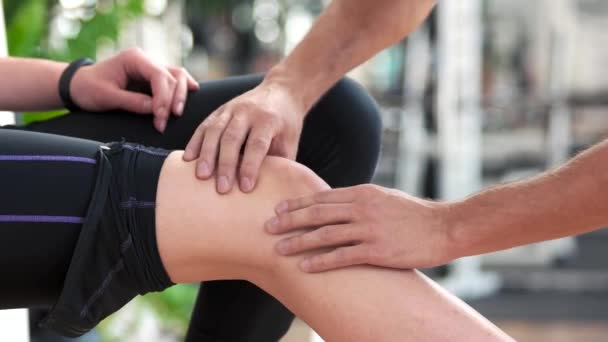 Male hands massaging female knee — Stock Video