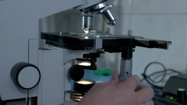 Vue latérale du microscope toucher à la main équipement scientifique — Video