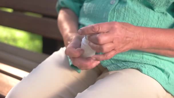 Mãos de mulheres com frasco de pílula recipiente de medicamento — Vídeo de Stock