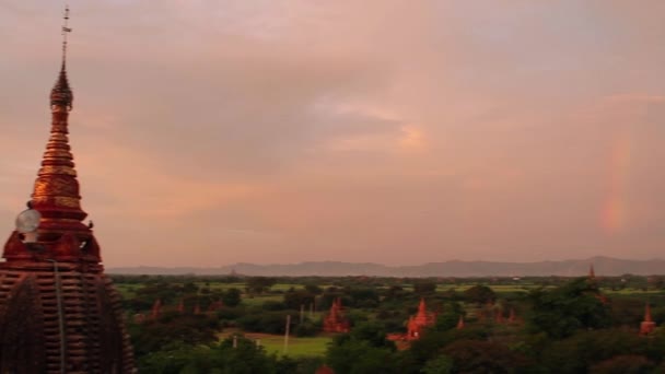 Vacker utsikt med pagoder och regnbåge — Stockvideo