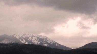 fantastik kış manzarası dramatik bulutlu