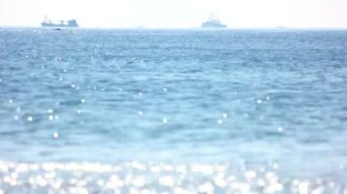 Deniz ve ufukta parlayan gemiler.