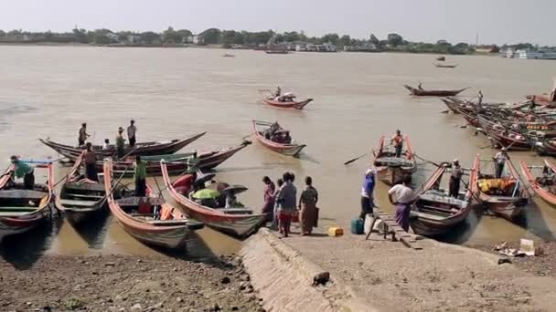 Remblai sale de la rivière et les pauvres — Video