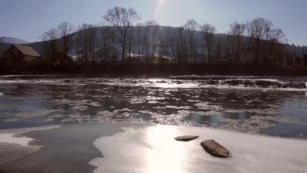 Paisaje invierno río hielo derrite clima soleado montaña localidad — Vídeos de Stock