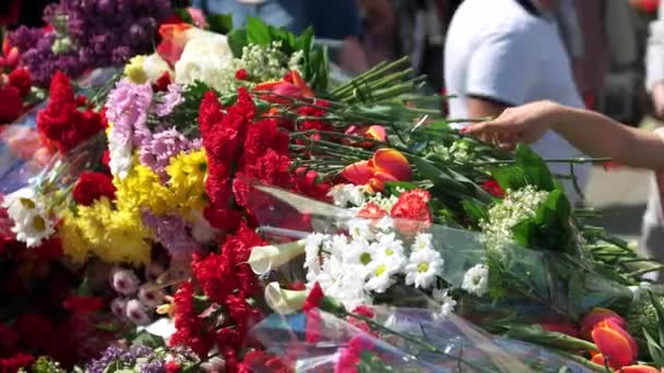 People folding flowers in memory of victims of holocaust — Stock Video