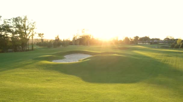 Sand bunker on golf field green lawn and sunshine where to play golf — Stock Video