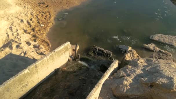 Afvalwater op het strand vuil water en zand vervuiling van de zee feiten — Stockvideo