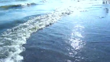 Dalgalı deniz suyu deniz dalgalarını kapatır. Hareketli makro çekim.