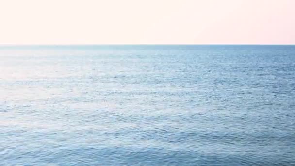 Spokojny ranek morze niebieski morze woda i białe niebo backgorund — Wideo stockowe