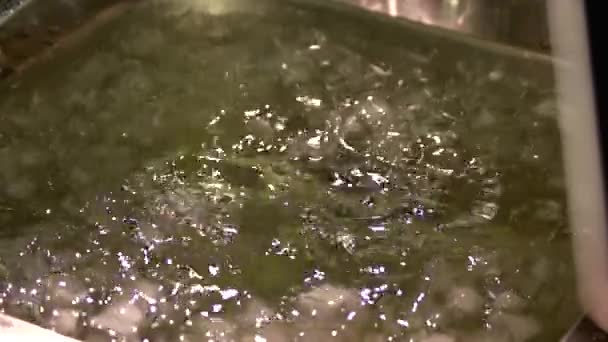 冷たい水に滴り落ちる水は — ストック動画