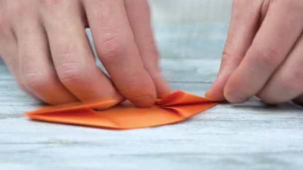Mani origami pieghevole di carta arancione carta giapponese — Video Stock