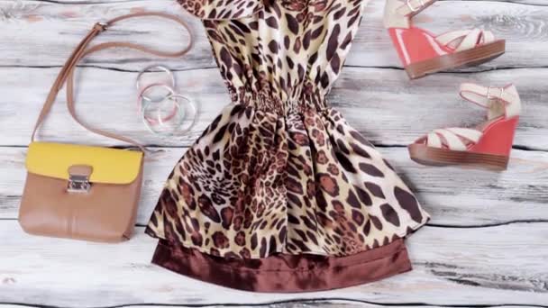 Vestido de leopardo e pulseiras brilhantes sandálias cunha com vestido de luxo — Vídeo de Stock