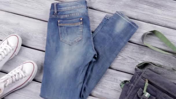 Schoenen en blauwe casual jeans denim — Stockvideo