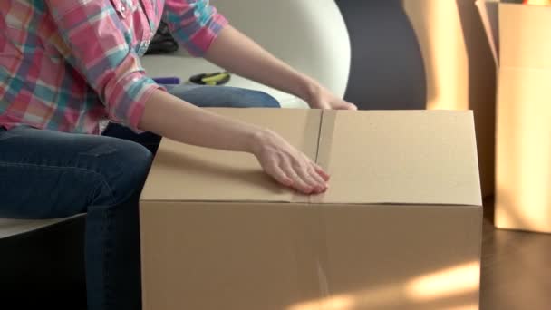 Картонная коробка для женщин — стоковое видео