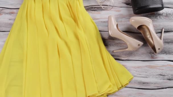 Vestido amarelo e calcanhar sapatos mulheres vestuário amarelo com seleção de calçados — Vídeo de Stock