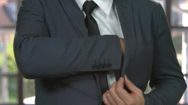 İş adamı para sayıyor Erkek el ele para tutuyor