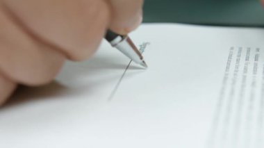 Belgenin imzası. Yakın plan yöneticisi bir sözleşme imzaladı.
