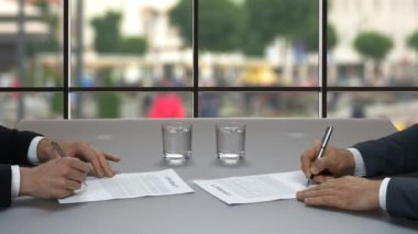 İki işadamı sokakta el sıkışma belgesi imzaladı