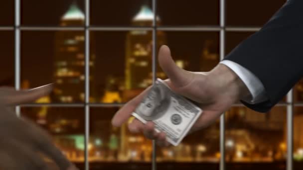 Geschäftsmann gibt Dollar an offizielle Korruption in Regierung korrupten Ländern — Stockvideo