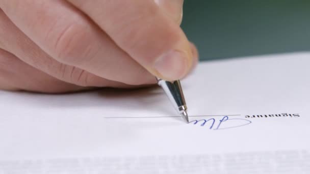 Zakenman tekent een document zakelijke deal ondertekening van het contract — Stockvideo