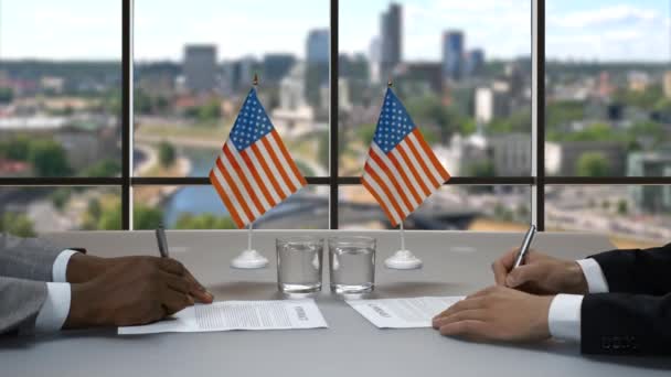 Businessmen signing papers handshake near american flags governors — Stock Video