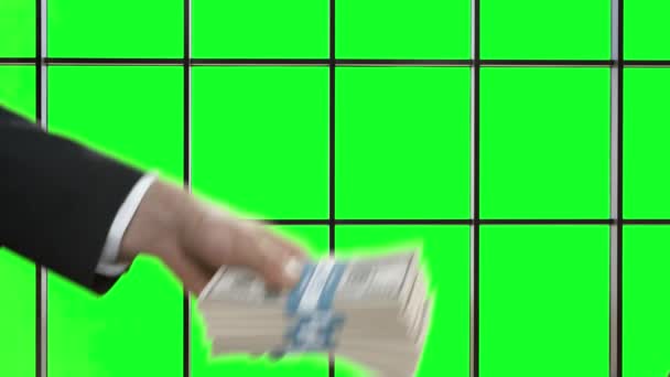 Zakenmensen handen passeren geld sleutel overdracht op groene achtergrond — Stockvideo