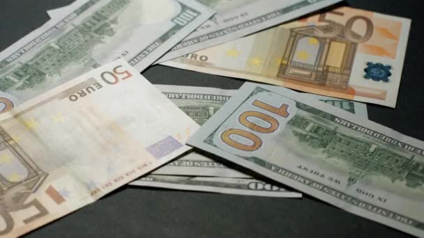 Долари і євро падають на стіл — стокове відео
