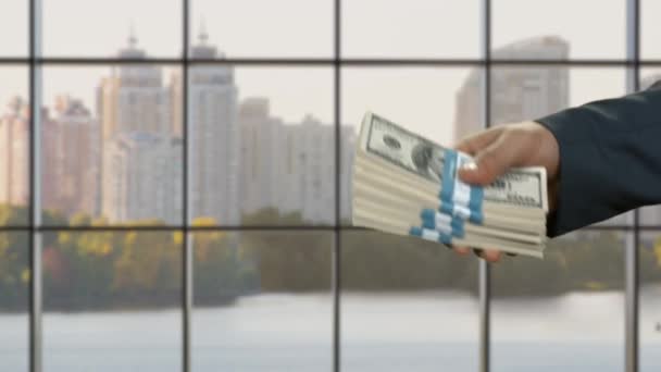 Mains masculines passer main d'argent de l'homme d'affaires prend des dollars affaire financière — Video
