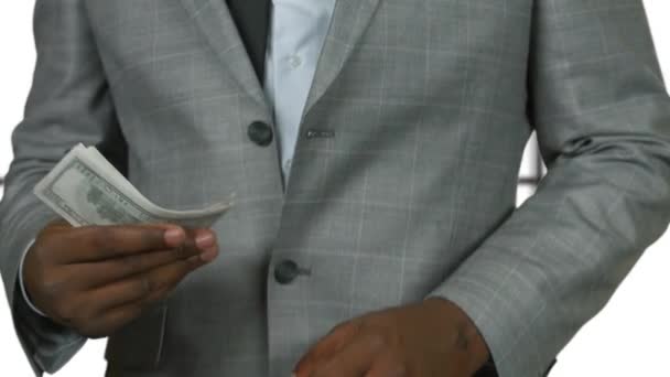 Деньги на белом фоне черный бизнесмен держит наличные — стоковое видео