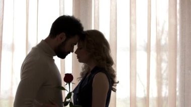 Gözleri kapalı bir çift kadın ve gül bu bir rüya mı?