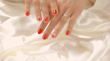 Nazik eller, yüzük parmağında ağır çekimde. Yaklaş.