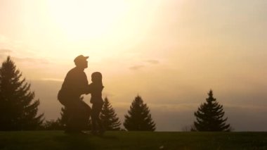 Baba kızının siluetiyle eğleniyor.