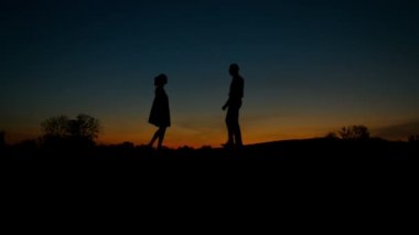 Erkek kıza yüzük verir. Aşk itirafı.